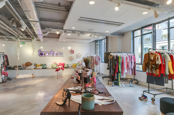 Kom med ind i Boohoos nye Showroom og dets farverige univers