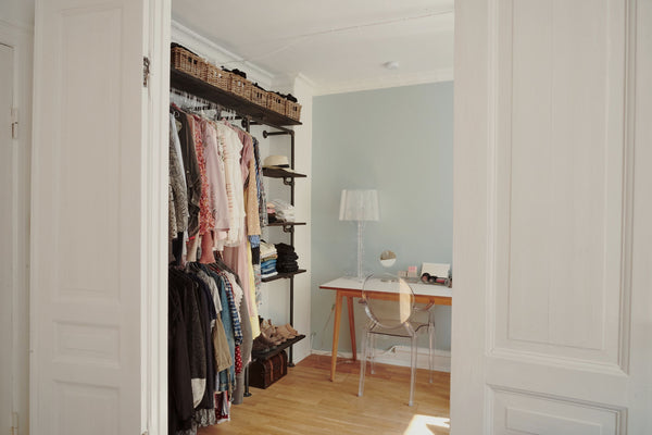 Walk-in closet: Sådan skaber du dit eget – selv i små rum