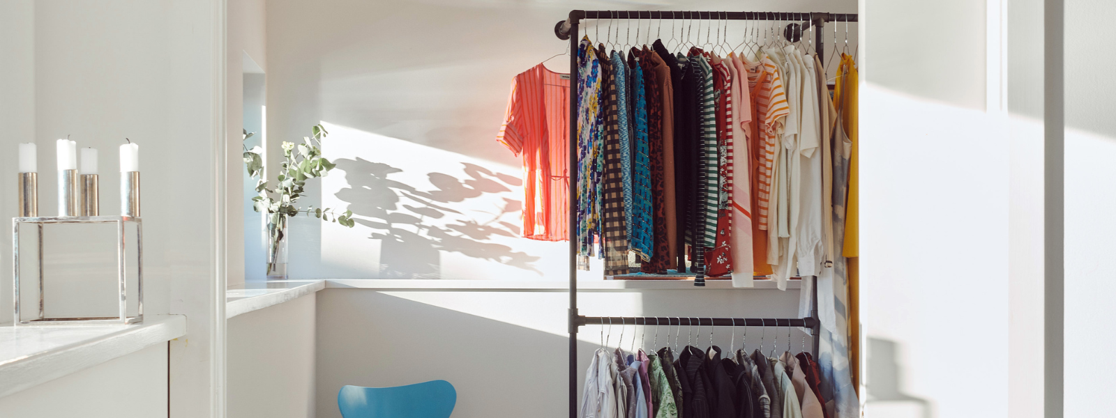 Åben garderobe med hæng