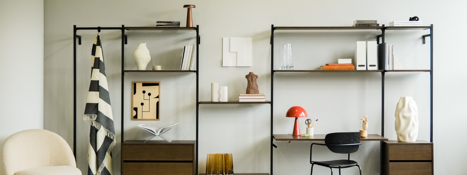 Med hæng + hylder + skrivebord