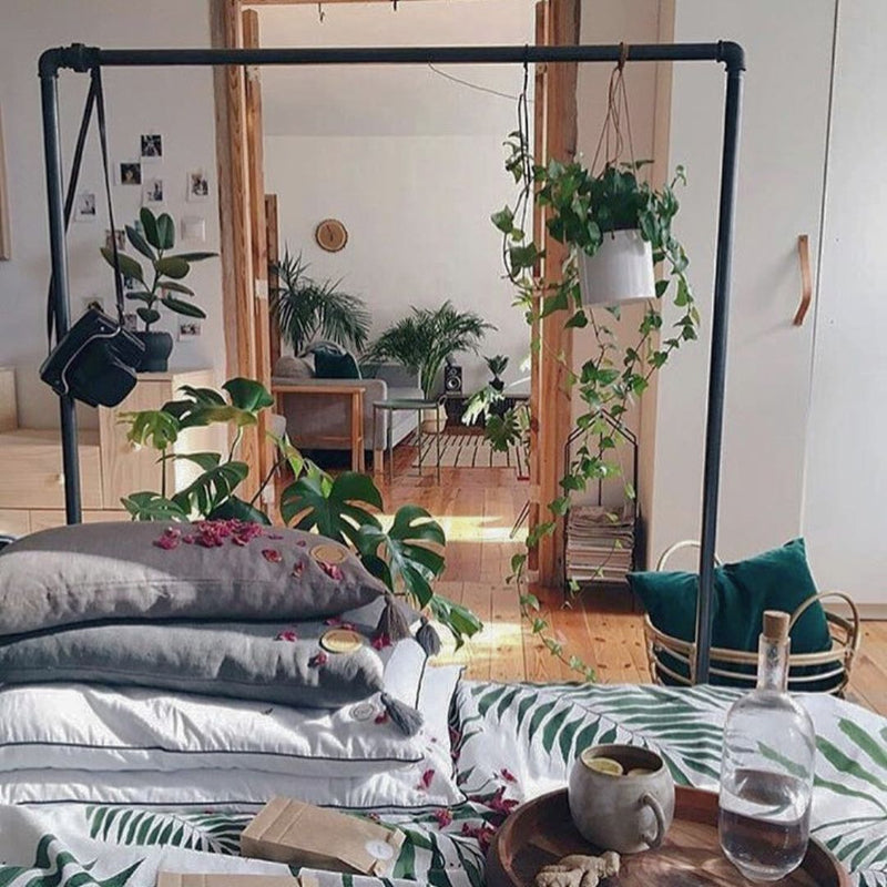 Brug tøjsttaivet som rumdeler og hæng planter på for at skabe stemning i rummet