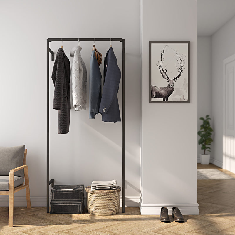 Walk-in-garderobe lavet af sorte jernrør til vægmontering som knagerække i indgangspartiet