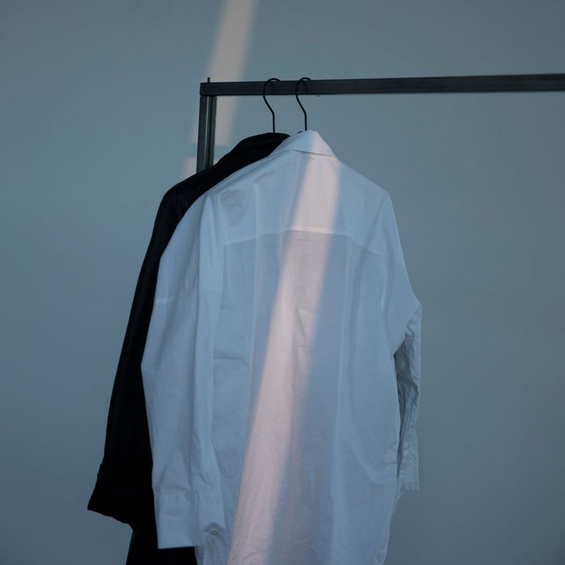Minimalistisk tøjstaiv i sort pulverlakering