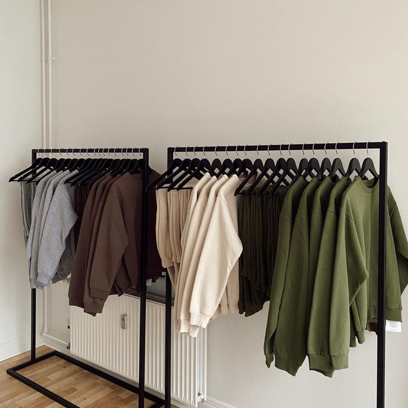 fritstående udstillingsstativer i moderne minimalistiske sorte jernrør til tøjbutik