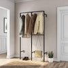 Åben garderobe lavet af sort pulverlakerede profilrør. Robust og minimalistisk, perfekt til indgangspartiet