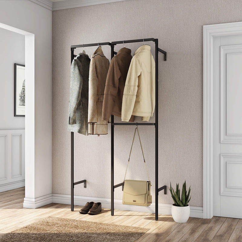 Åben garderobe lavet af sort pulverlakerede profilrør. Robust og minimalistisk, perfekt til indgangspartiet