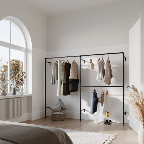 Stort åbent klædeskab med sorte jernrør til langt og kort tøj Walk-in-garderobe
