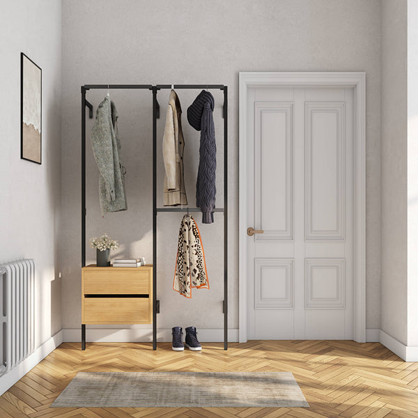 Åbent garderobesystem af sorte rør og kommode af egetræ til en minimalistisk garderobe i entréen
