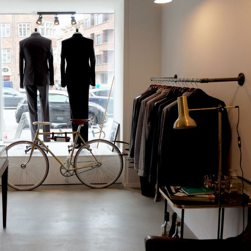 Vores vægmonterede bøjlestang er designet til at imødekomme alle behov - fra entréer til garderober og butikker.