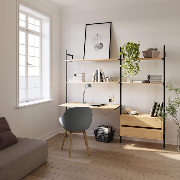 Minimalistisk reolsystem med skrivebord og kommode af egetræ til læringsrum i børneværelset