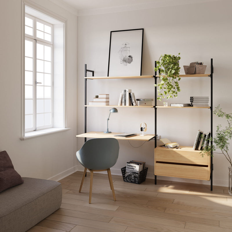 Minimalistisk reolsystem med skrivebord og kommode af egetræ til læringsrum i børneværelset