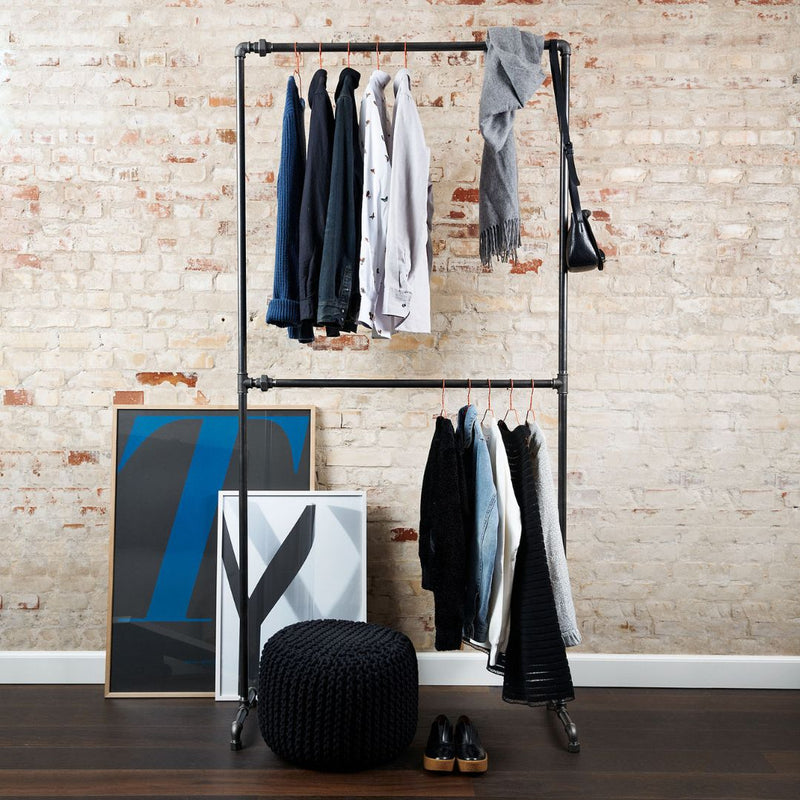 Skab orden i din garderobe med vores Capone dobbelte tøjstativ på fødder, der kombinerer det industrielle vandrørsdesign med masser af plads til tøj, frakker og jakker.