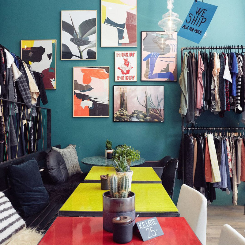 Oplev en elegant og rummelig garderobe med vores Capone dobbelte tøjstativ på fødder, designet med industrielle vandrør og masser af plads til tøj, frakker og jakker.