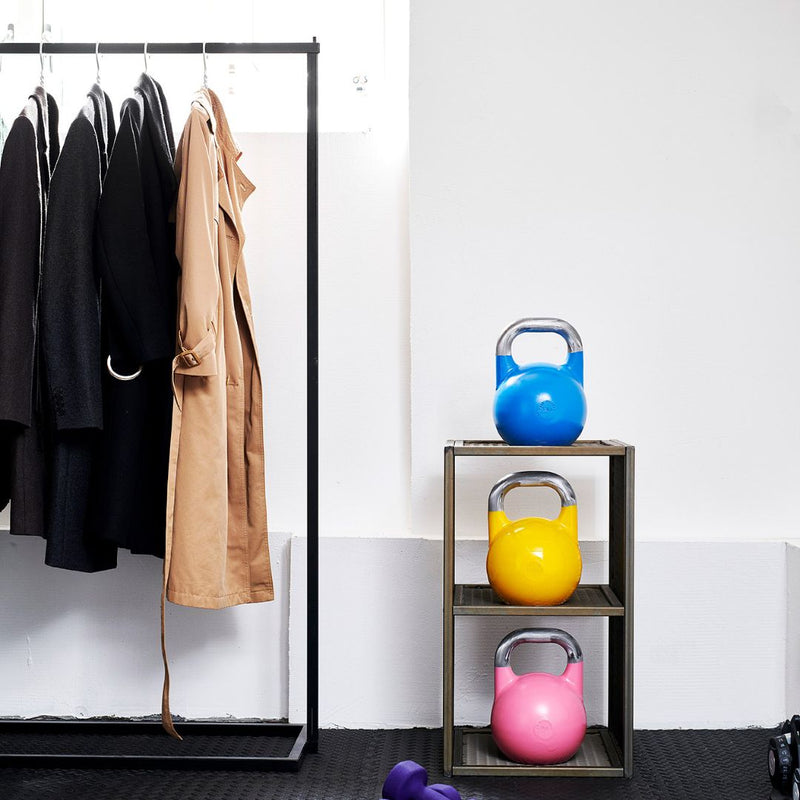 Sort tøjstativ til opbevaring af overtøj i fitness