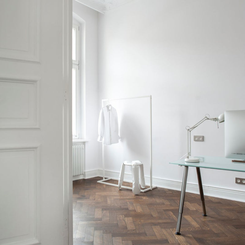 Fritstående tøjstativ lavet af robuste hvide jernrør i et moderne firkantet design