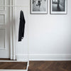 Fritstående tøjstativ til entréen i et moderne minimalistisk design