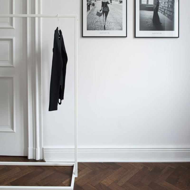 Fritstående tøjstativ til entréen i et moderne minimalistisk design