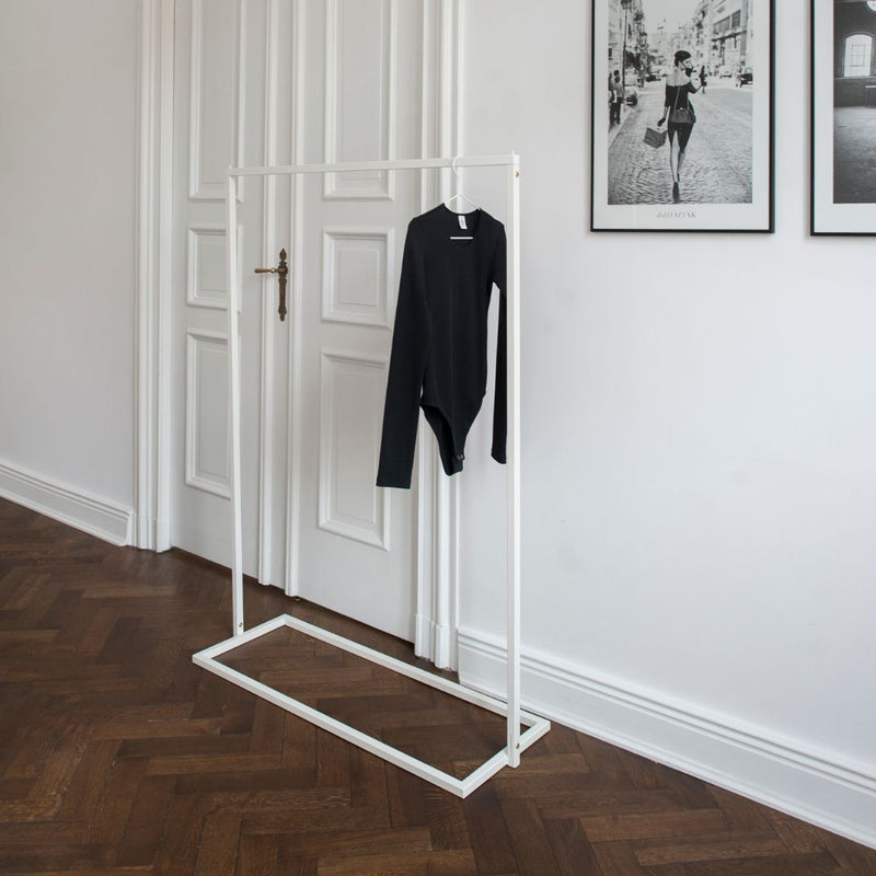Fritstående tøjstativ i hvid til entréen for et moderne minimalistisk design