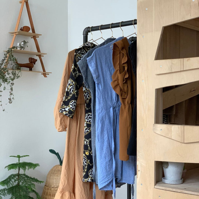 Gør børneværelset sjovt og organiseret med vores farverige vægmonterede tøjstativ, der tilbyder en perfekt løsning til børns tøj og accessories.