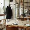 Tilføj elegance til din restaurant ved at vælge Joey vægmonteret bøjlestang til dine gæsters bekvemmelighed.