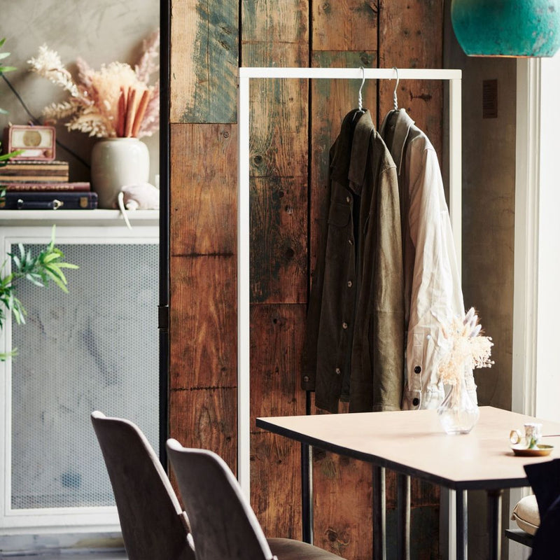 Elegant hvidt tøjstativ i pulverlakerede rør og minimalistisk design