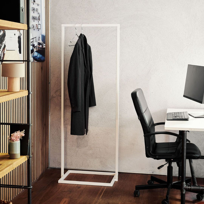 Fritstående tøjstativ hvidt minimalistisk design til ophængning af jakker moderne indretningsdesign