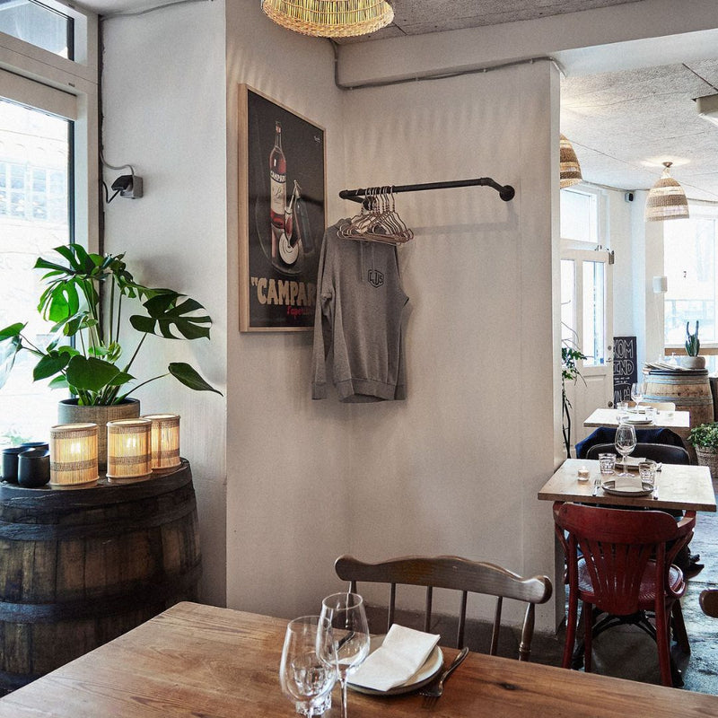 Tilføj elegance til din restaurant ved at vælge Joey vægmonteret bøjlestang til dine gæsters bekvemmelighed.